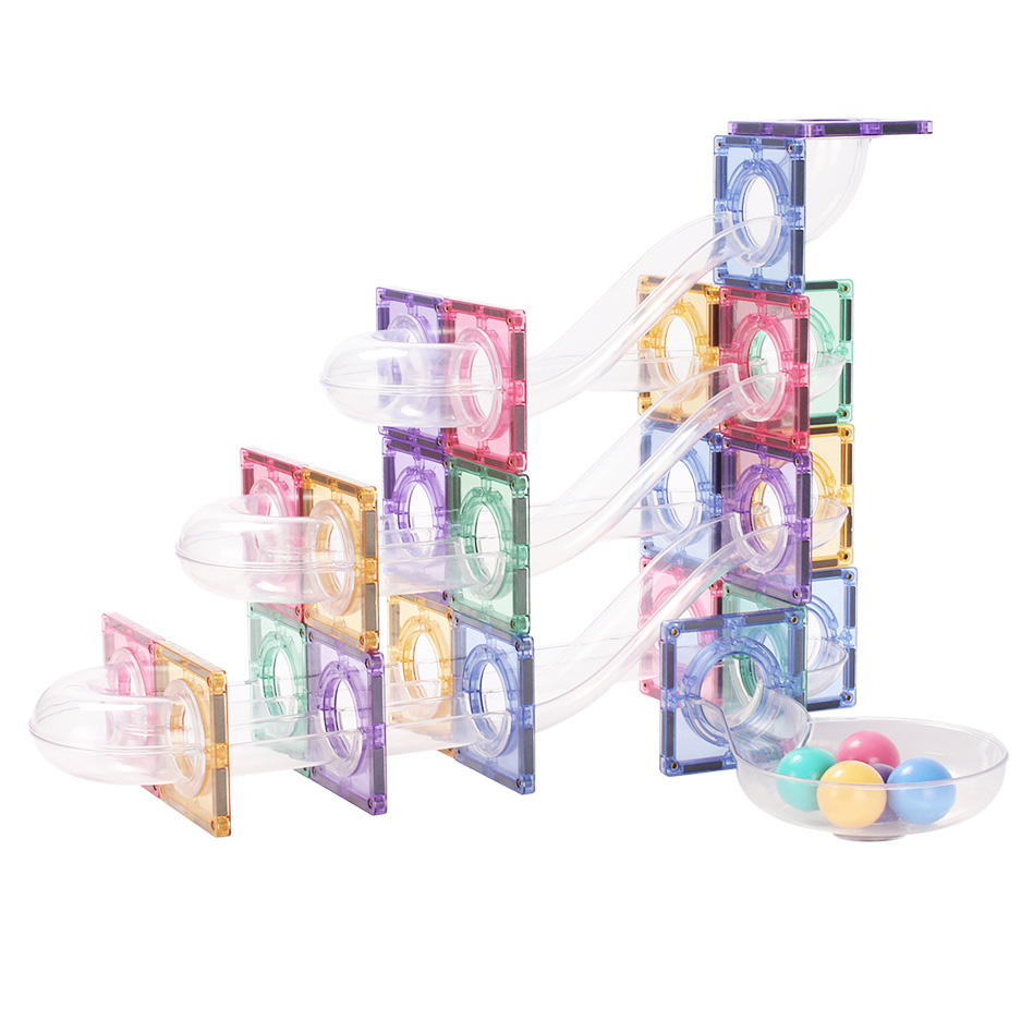 Magnetbrickor byggda som en kulbana i fina pastell färger med tillhörande bollar som kan åka igenom rör - Kompatibla med Magna Tiles